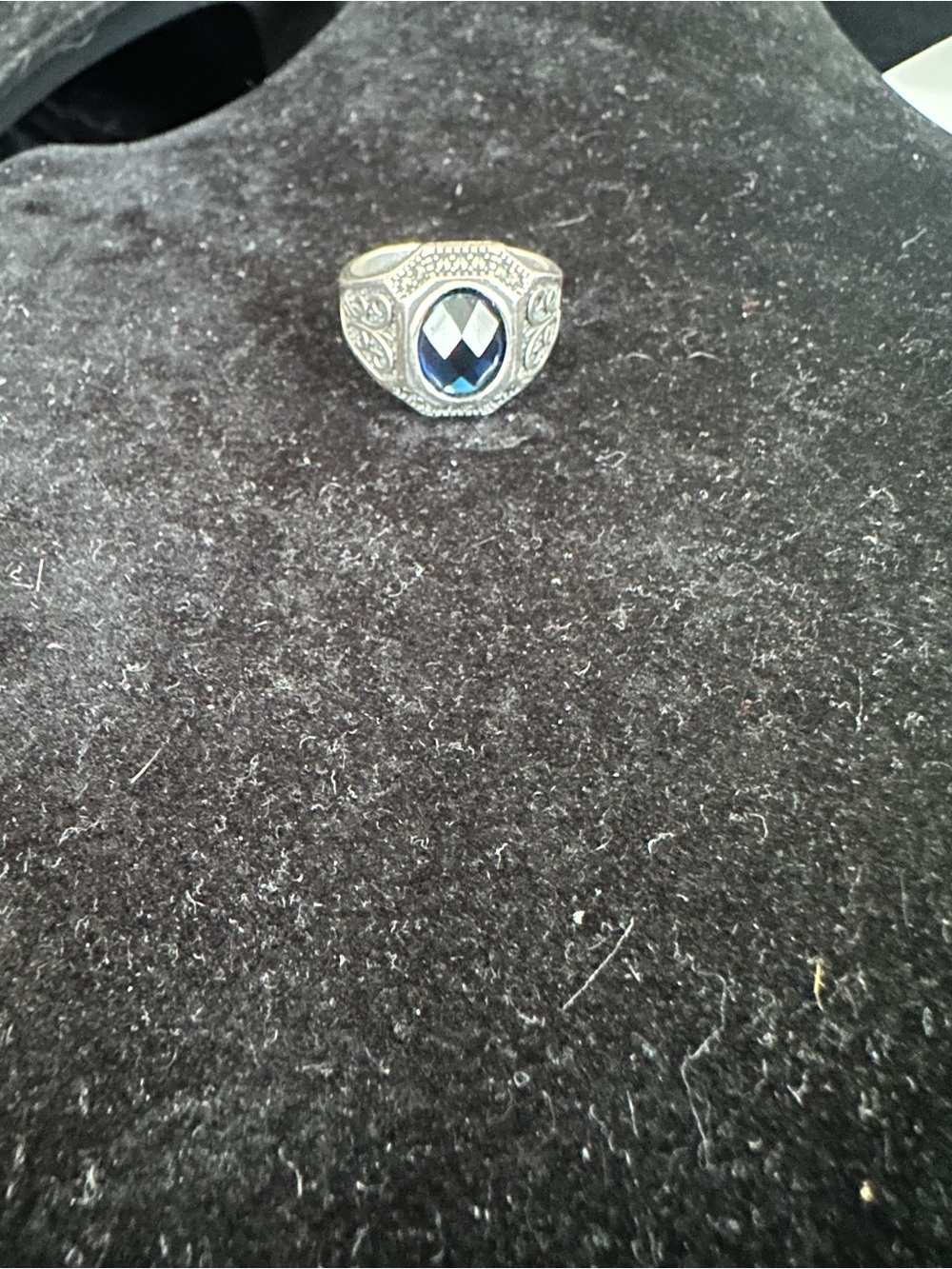 24) Men’s Silver Ring with Dark Blue Faceted Center Stone - Picture 3 of 8